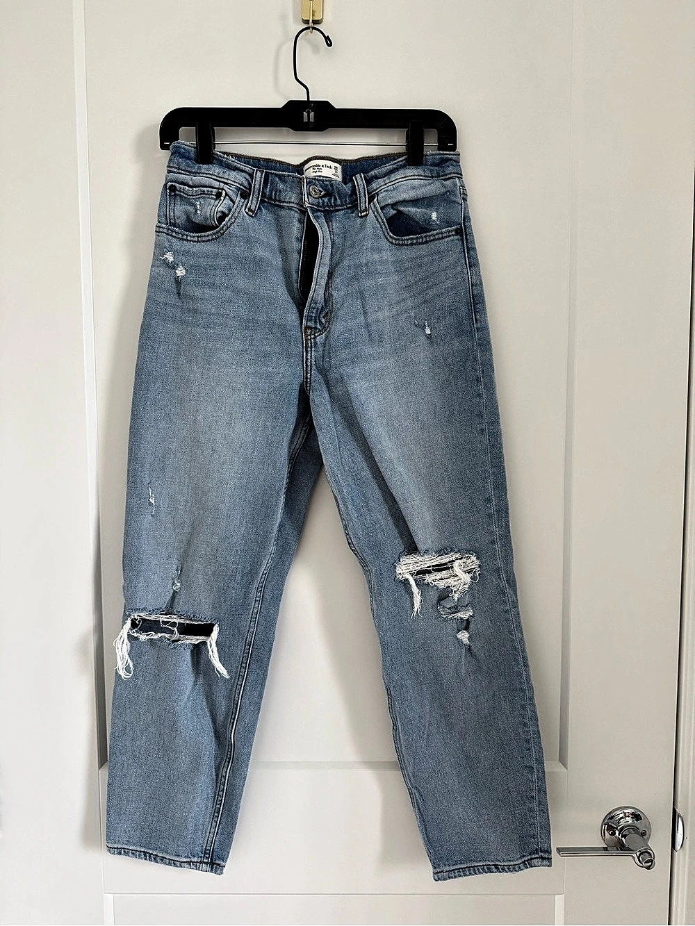 Abercrombie & Fitch The Mom High Rise Jean in Light Ripped Wash (Size 8/29R)